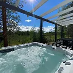 Northern Light Yllaes With A Jacuzzi Chalet *