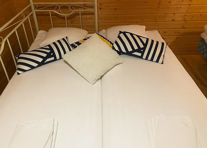 Northern Light Yllaes With A Jacuzzi *